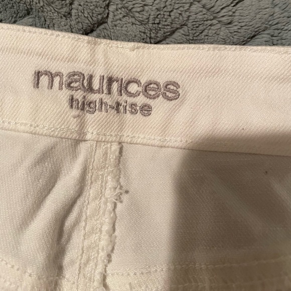 Womens High rise distressed shorts with belt - Picture 3 of 4